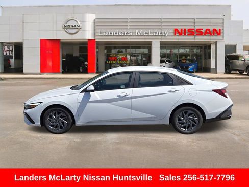 Used 2024 Hyundai Elantra SEL FWD image 8