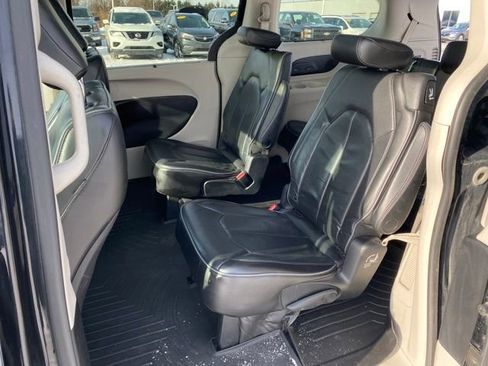 Used 2019 Chrysler Pacifica Limited image 21