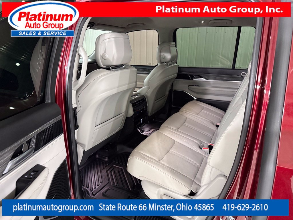 Used 2022 Jeep Wagoneer Series III AWD/4WD image 32