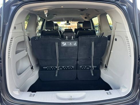 Used 2017 Chrysler Pacifica Touring-L Plus FWD image 39