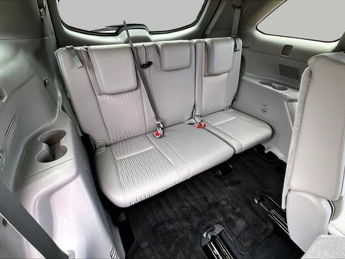 Used 2018 Toyota Highlander Plus FWD image 19
