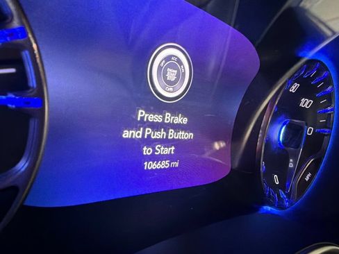 Used 2020 Chrysler Pacifica Limited w/ Advanced Safetytec Group FWD image 3