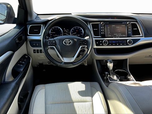 Used 2018 Toyota Highlander LE image 5