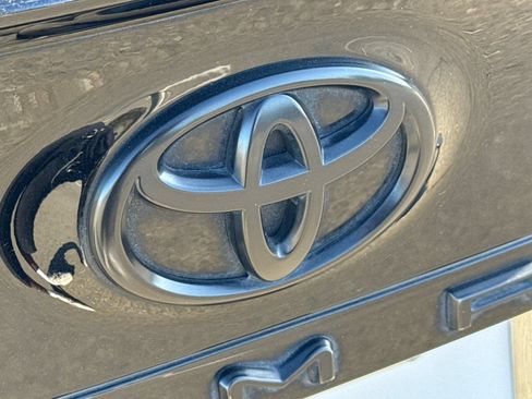 Used 2020 Toyota Camry SE w/ Blackout Package FWD image 45