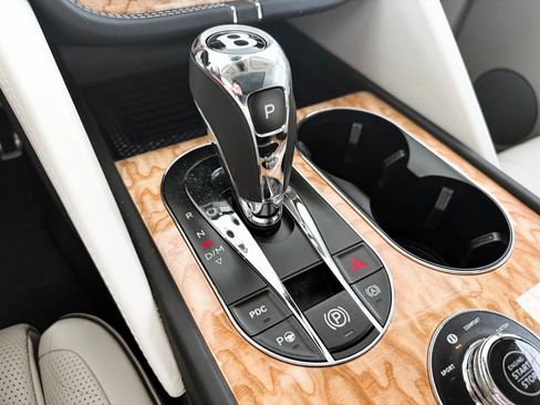 Used 2022 Bentley Bentayga AWD/4WD image 24