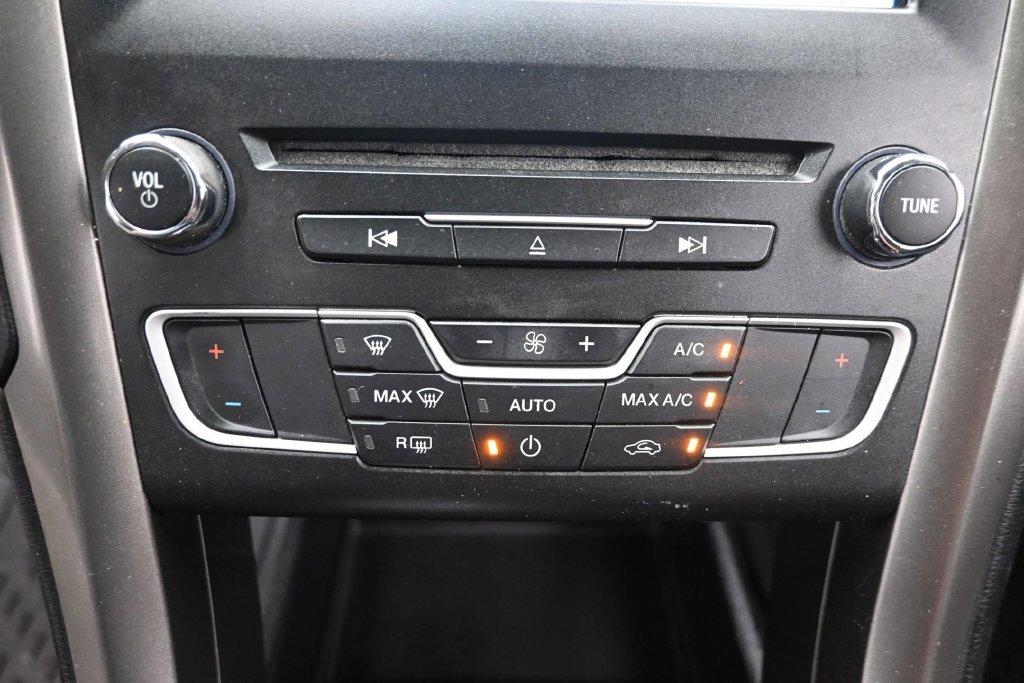 Used 2017 Ford Fusion SE w/ Fusion SE Technology Package FWD image 20