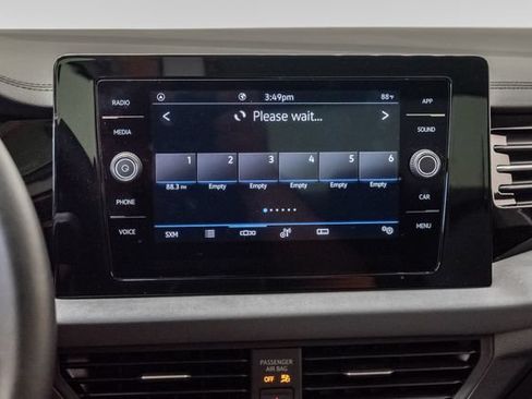 Used 2025 Volkswagen Jetta SE FWD image 17