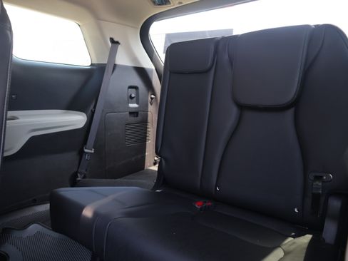 Used 2023 Kia Carnival LX FWD image 15
