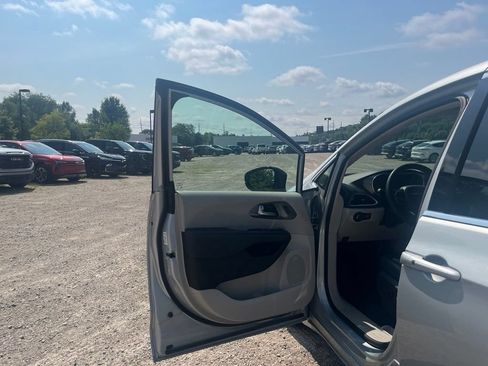 Used 2024 Chrysler Pacifica Touring-L FWD image 20