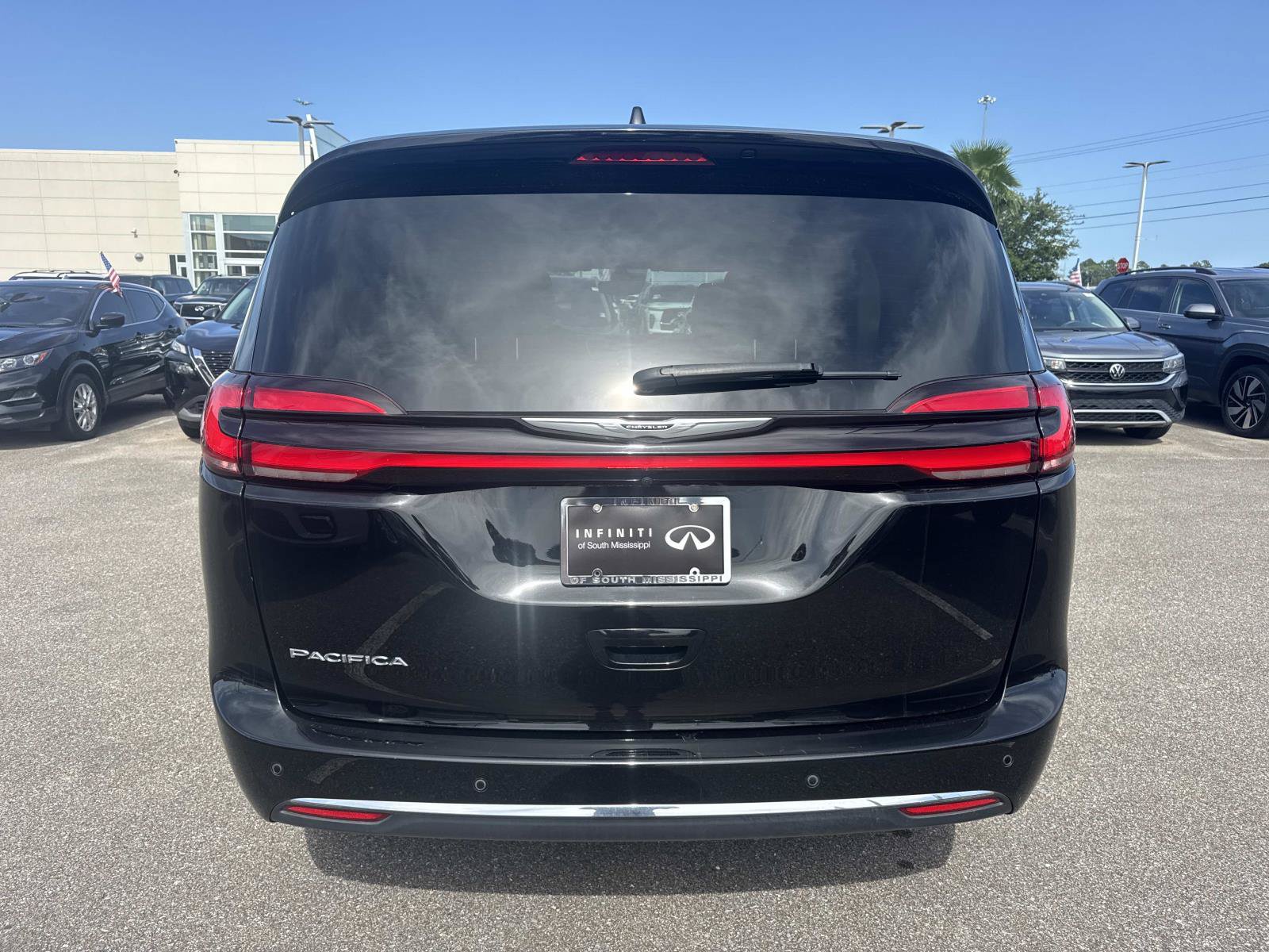 Used 2024 Chrysler Pacifica Touring-L FWD image 6