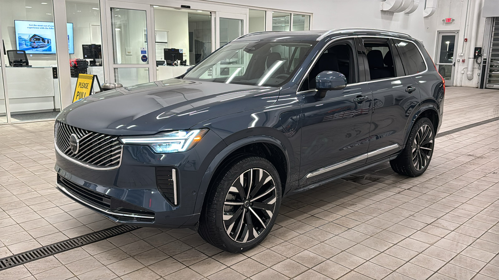 New 2026 Volvo XC90 T8 Plus w/ Protection Package Premier AWD/4WD image 9