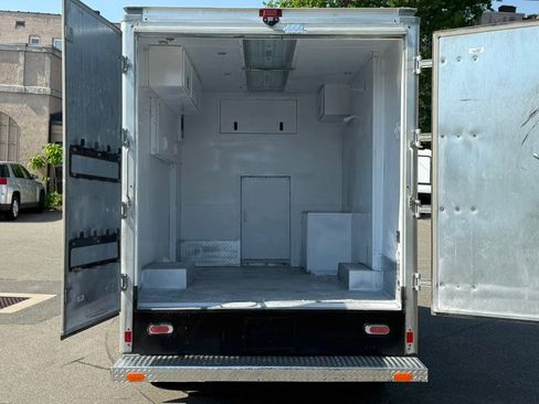 Used 2018 Chevrolet Express 3500 w/ Chrome Appearance Package RWD image 24