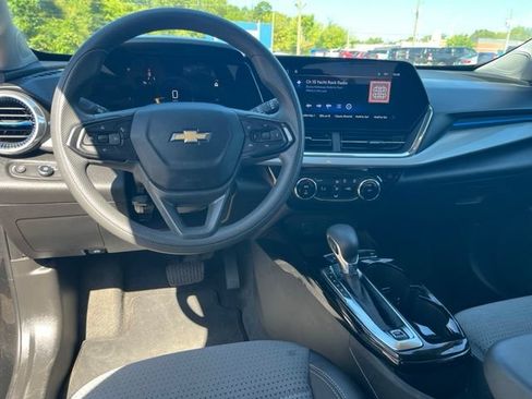 Used 2025 Chevrolet Trax LT FWD image 16