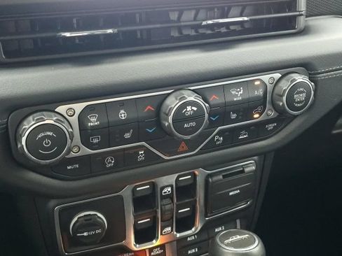 Used 2024 Jeep Gladiator Rubicon AWD/4WD image 37