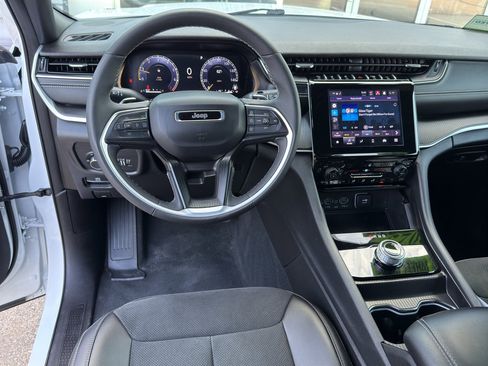 Used 2025 Jeep Grand Cherokee Altitude AWD/4WD image 11