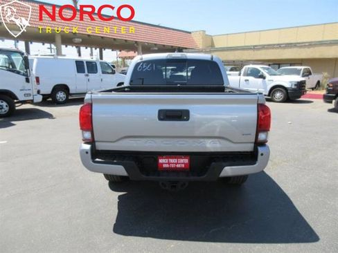 Used 2018 Toyota Tacoma TRD Sport w/ Technology Package image 6