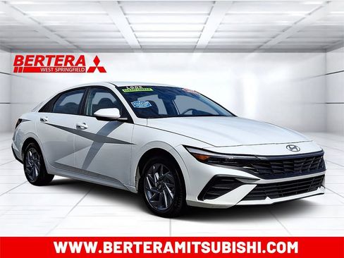 Used 2024 Hyundai Elantra SEL FWD image 1