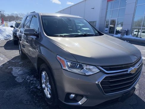 Used 2018 Chevrolet Traverse LT image 2