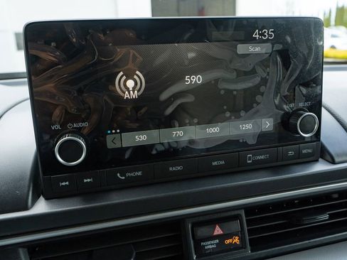 Used 2023 Honda Pilot LX image 25