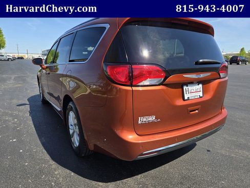 Used 2018 Chrysler Pacifica Touring-L Plus w/ Advanced Safetytec Group FWD image 6