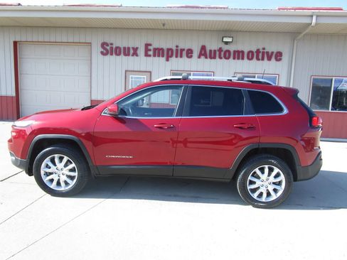 Used 2016 Jeep Cherokee Limited AWD/4WD image 2