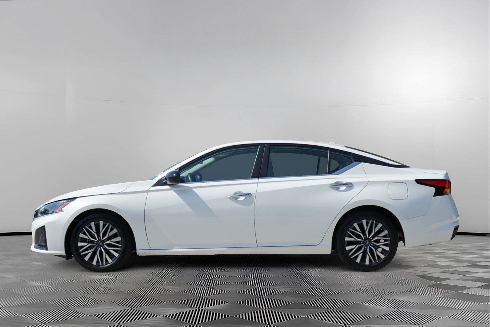 Used 2025 Nissan Altima 2.5 SV FWD image 7