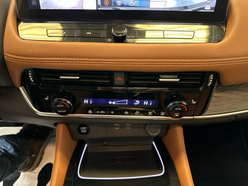 Certified 2025 Nissan Rogue Platinum AWD/4WD image 17