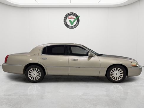 Used 2004 Lincoln Town Car Signature RWD image 6