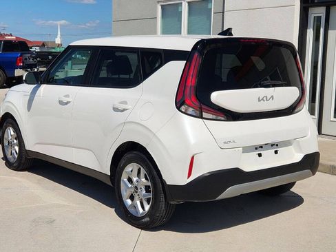 Used 2023 Kia Soul LX w/ LX Technology Package FWD image 4