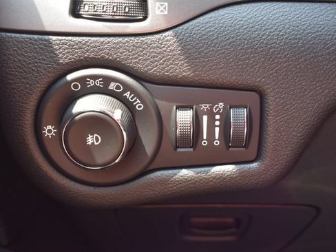 Used 2020 Jeep Cherokee Latitude Plus w/ Cold Weather Group AWD/4WD image 18