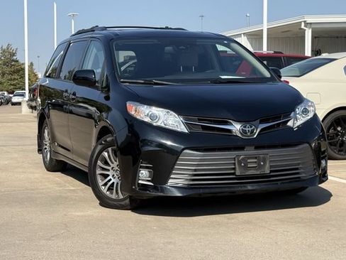 Used 2019 Toyota Sienna XLE Premium FWD image 2