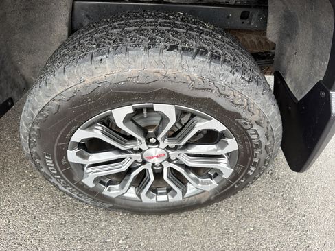 Used 2024 GMC Canyon Denali AWD/4WD image 11