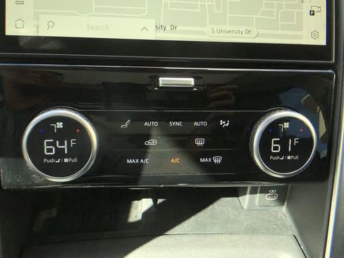 Used 2024 Land Rover Discovery S image 11