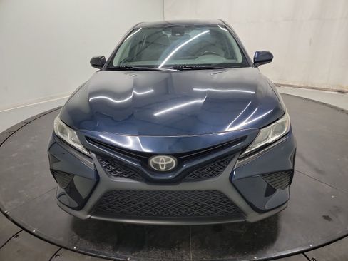 Used 2019 Toyota Camry SE image 2
