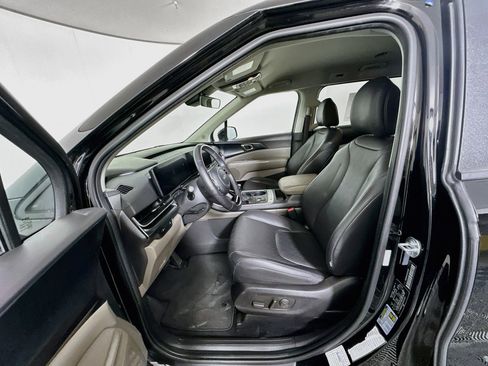 Used 2025 Kia Carnival FWD image 13