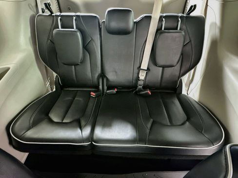 Used 2022 Chrysler Pacifica Limited FWD image 29