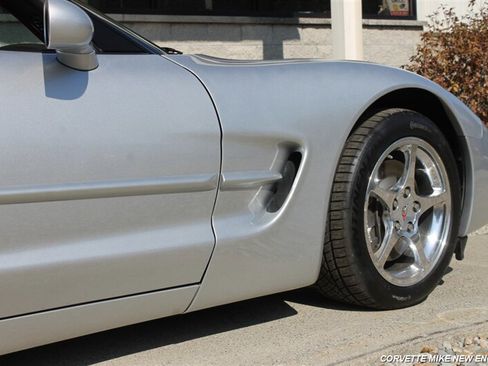 Used 2001 Chevrolet Corvette Coupe w/ Preferred Equipment Group2 RWD image 29