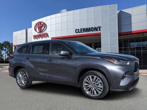 Used 2023 Toyota Highlander Platinum FWD image 1