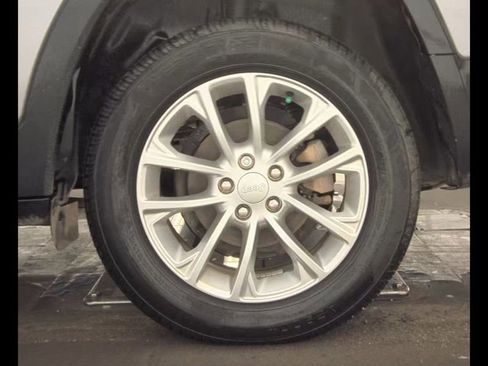 Used 2019 Jeep Cherokee Latitude w/ Popular Appearance Group FWD image 23