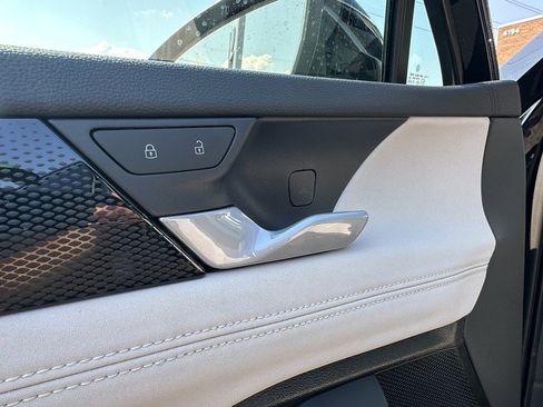 New 2025 Volkswagen Tiguan SE image 17