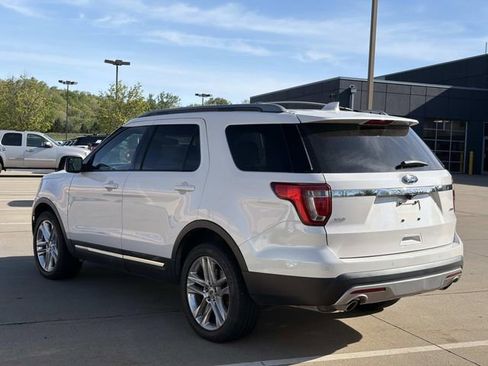 Used 2025 Volkswagen Taos SEL image 6