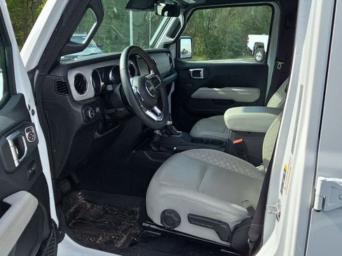 Used 2023 Jeep Wrangler Unlimited Sahara AWD/4WD image 5