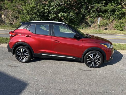 Used 2019 Nissan Kicks SR FWD image 7