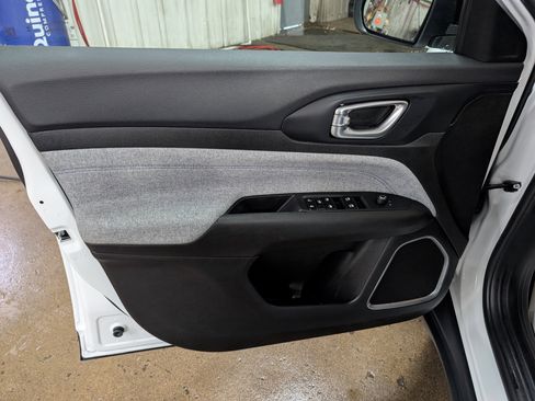 Used 2024 Jeep Compass Latitude image 14