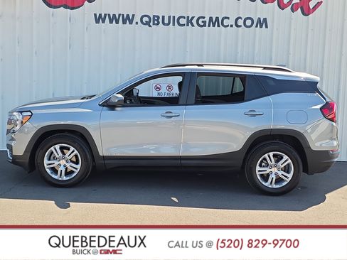 Used 2024 GMC Terrain SLE w/ Driver Convenience Package image 4