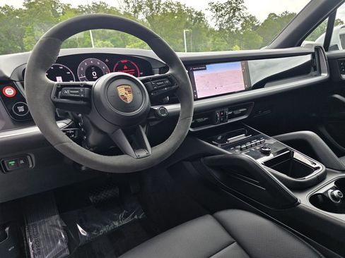 Certified 2025 Porsche Cayenne AWD/4WD image 4