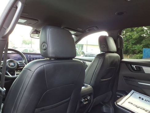 Used 2025 Buick Enclave Preferred AWD/4WD image 12