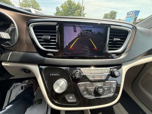 Used 2018 Chrysler Pacifica Touring-L Plus FWD image 26
