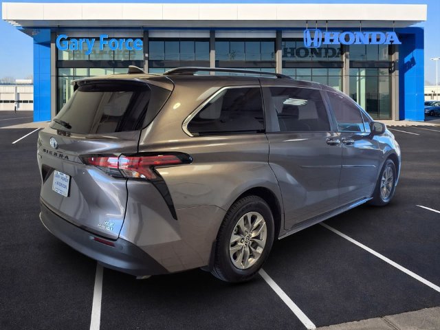 Used 2022 Toyota Sienna XLE AWD/4WD image 2