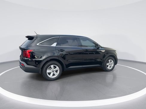 Used 2023 Kia Sorento LX image 9